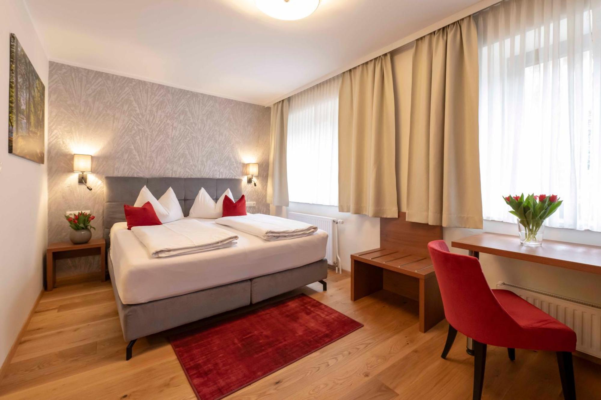 Hotel Mader Steyr Bagian luar foto
