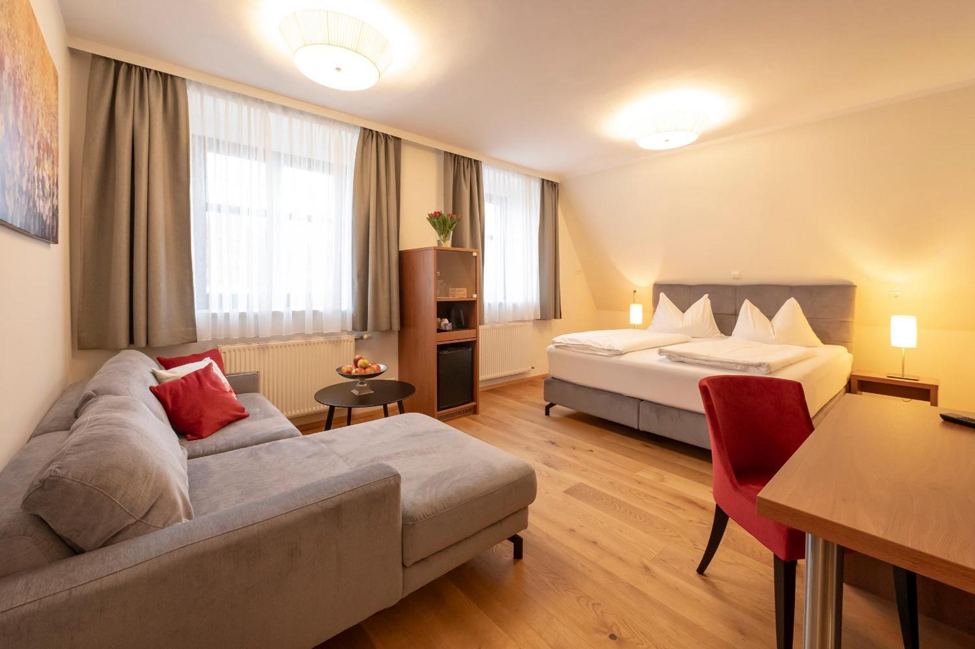 Hotel Mader Steyr Bagian luar foto